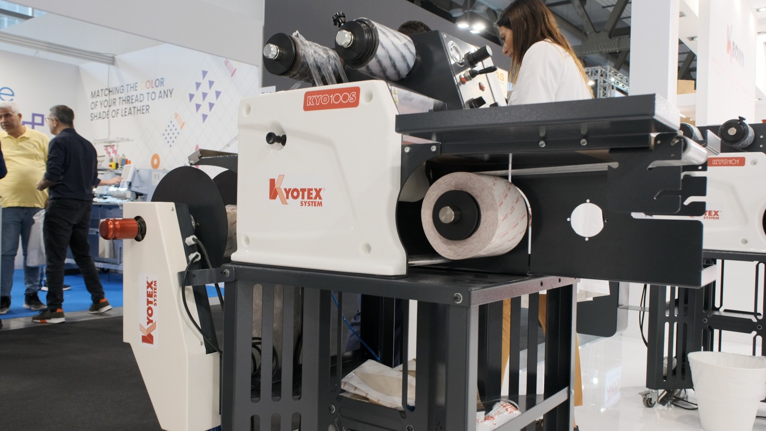 Sistemas Kyotex KYO100S y KYO101 presentados en una feria industrial